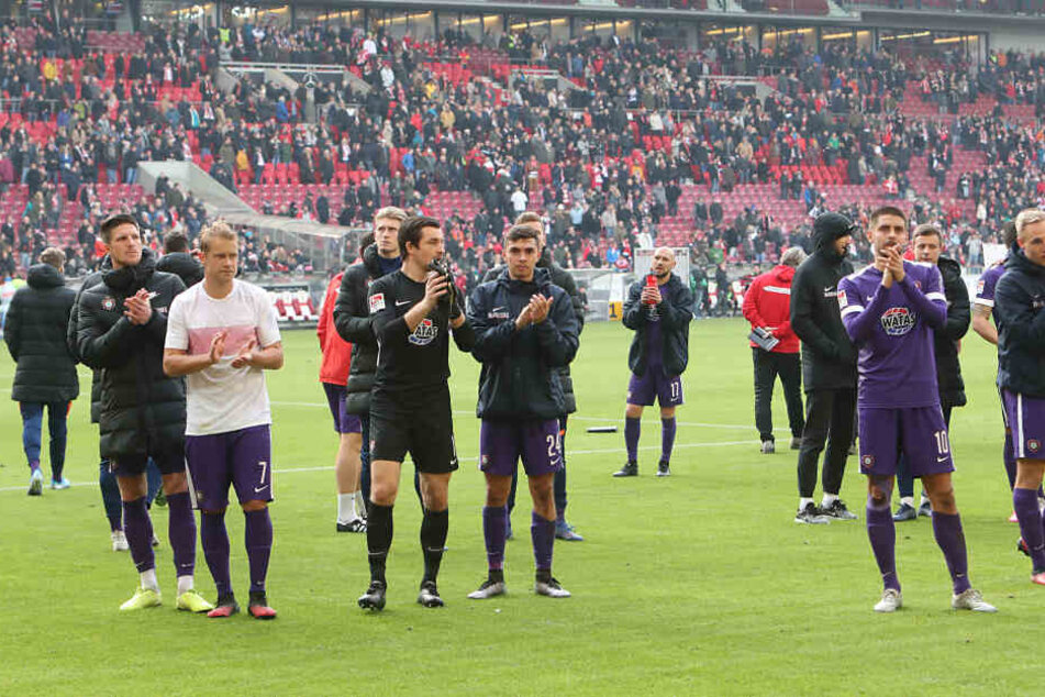 Diese Niederlage ist kein Beinbruch: Die Auer Profis bedankten sich bei den mitgereisten FCE-Fans.
