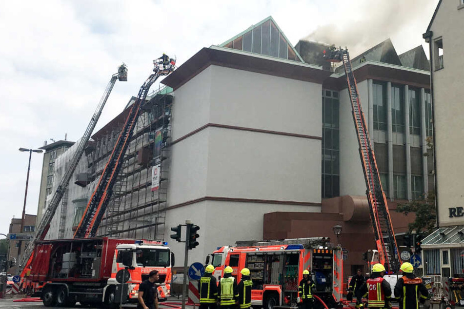 Frankfurt: Feuer im MMK in Frankfurt! Museum für Moderne Kunst in Flammen