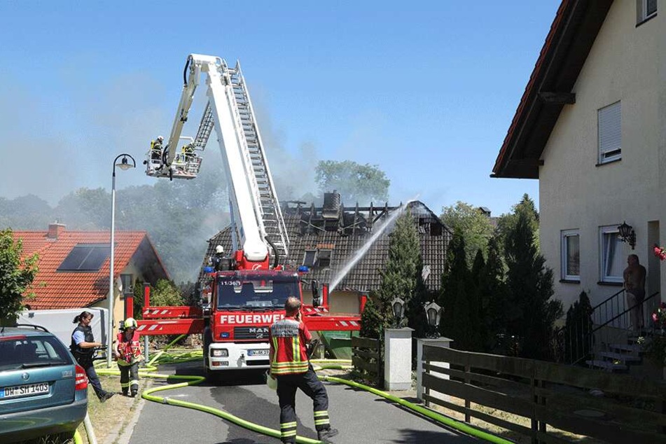 Das Dach des Einfamilienhauses brannte lichterloh.