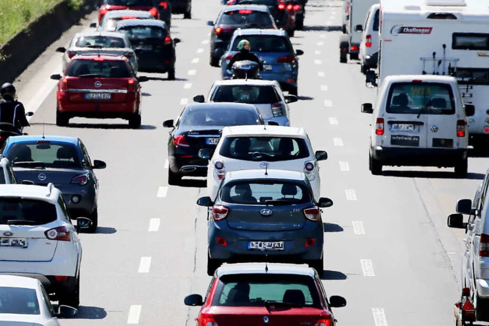 Es kam zu massiven Verkehrsbehinderungen und einem langen Stau (Symbolbild).