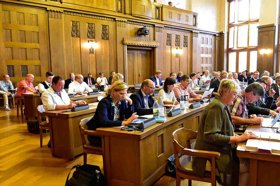 Der Stadtrat schwankt noch, ob er am Freitag auf einer Sondersitzung dem CFC mit einer Finanzspritze unter die Arme greift.