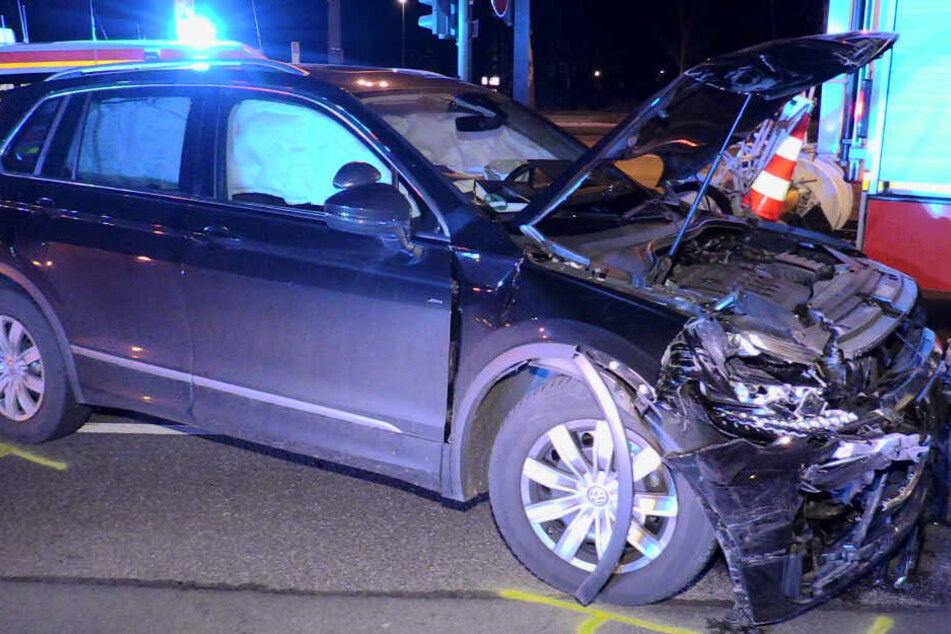 Auch der VW der Fahrschule wurde durch den Unfall schwer in Mitleidenschaft gezogen.
