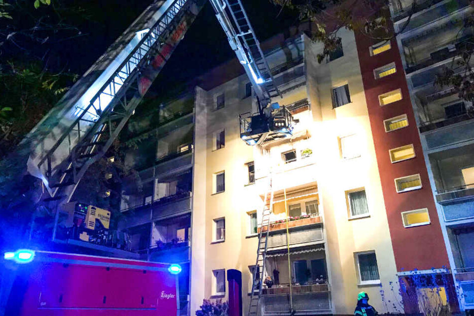 Eine 80-Jährige musste mit per Feuerwehrleiter von einem Balkon gerettet werden.