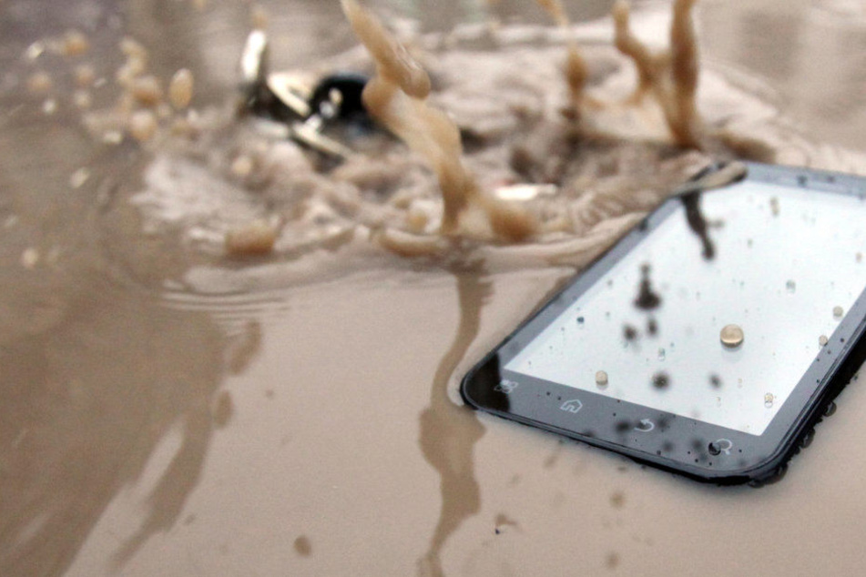 Das Wasser verursachte einen Schaden von rund 60.000 Euro. (Symbolbild)