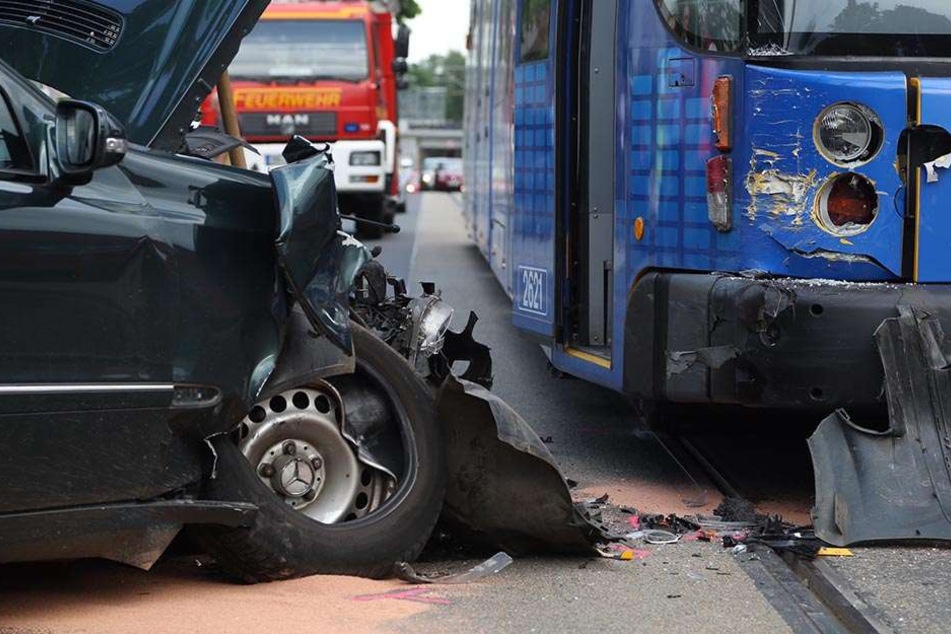 Der Pkw-Fahrer wurde verletzt. Am Auto entstand vermutlich Totalschaden.
