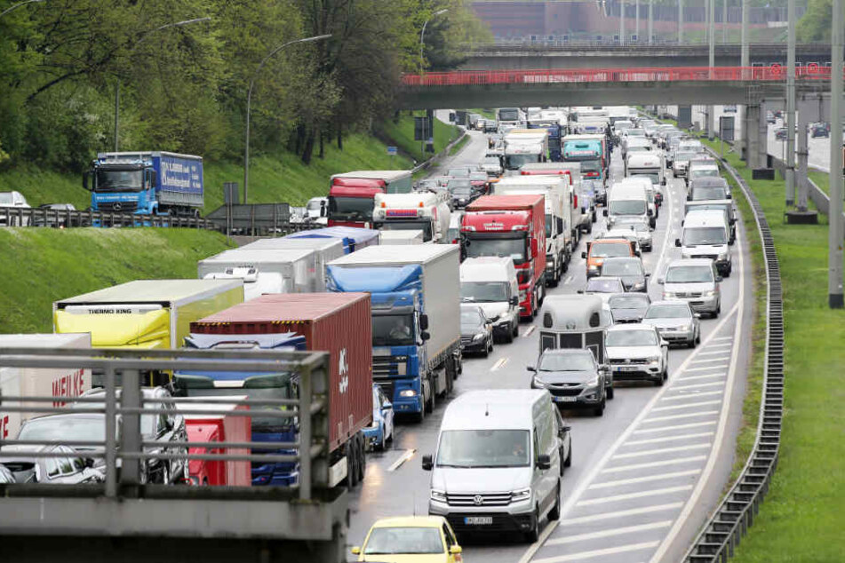 Der Verkehr staut sich wegen des gesperrten A7-Teilstücks auf etwa einem Kilometer Länge. (Symbolbild)