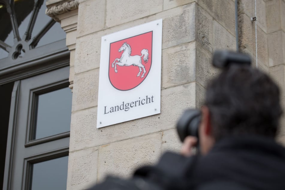 Vor dem Landgericht in Osnabrück muss sich der 25-Jährige verantworten.