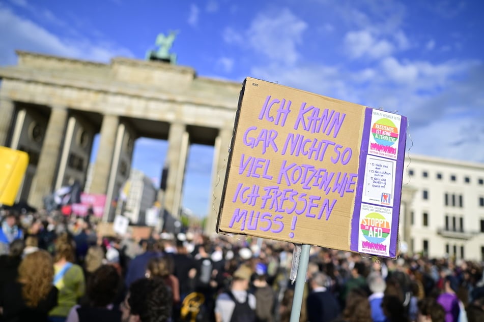 Aufgrund des Wahlerfolgs der AfD in Sachsen-Anhalt haben tausende Menschen in Berlin demonstriert.