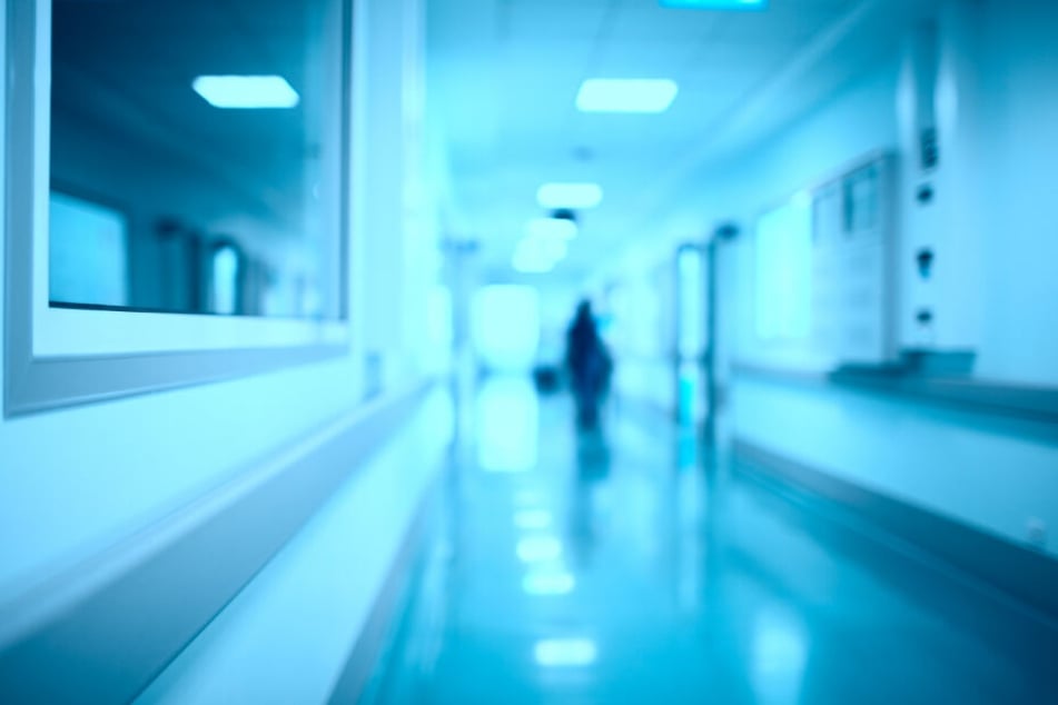 Die Männer holten schließlich den Leichnam des Babys aus dem Krankenhaus.