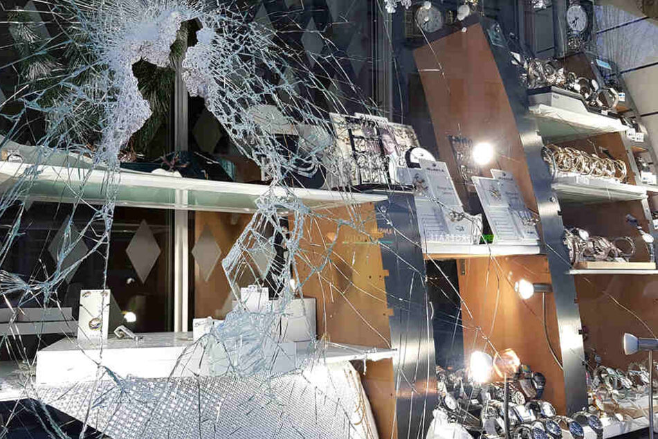 Aus dem Schaufenster entwendeten die Täter diverse Schmuck-Gegenstände.