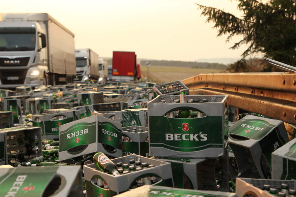 Auf der ganzen Straße verteilte sich das Bier.