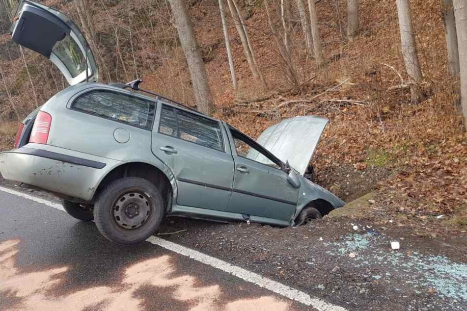 Das Auto kam von der Straße ab und blieb im Graben stecken.