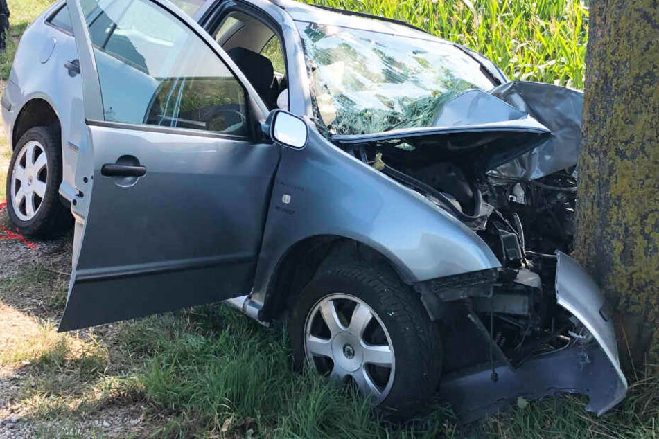 Der Autofahrer hatte die Kontrolle über seinen Wagen verloren und war gegen einen Baum geprallt.
