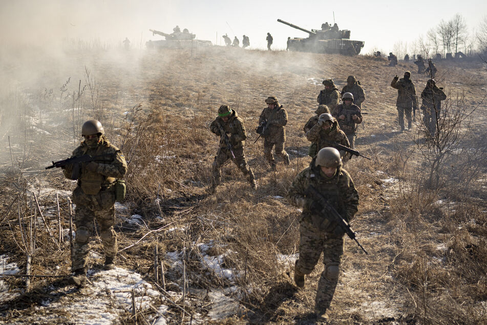 Dieses Bild stammt von einer Militärübung, an anderer Stelle muss die ukrainische Armee aber ernsthaft um ihr Land kämpfen.