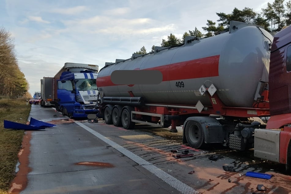 Trucker macht Vollbremsung auf der A2: Drei Laster krachen ineinander