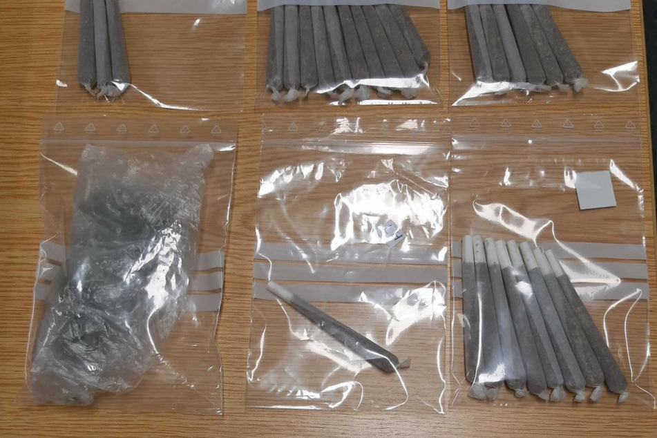 Bei einer Fahrzeugkontrolle am Grenztunnel Füssen haben Beamte 28 Joints in einem Rucksack entdeckt.