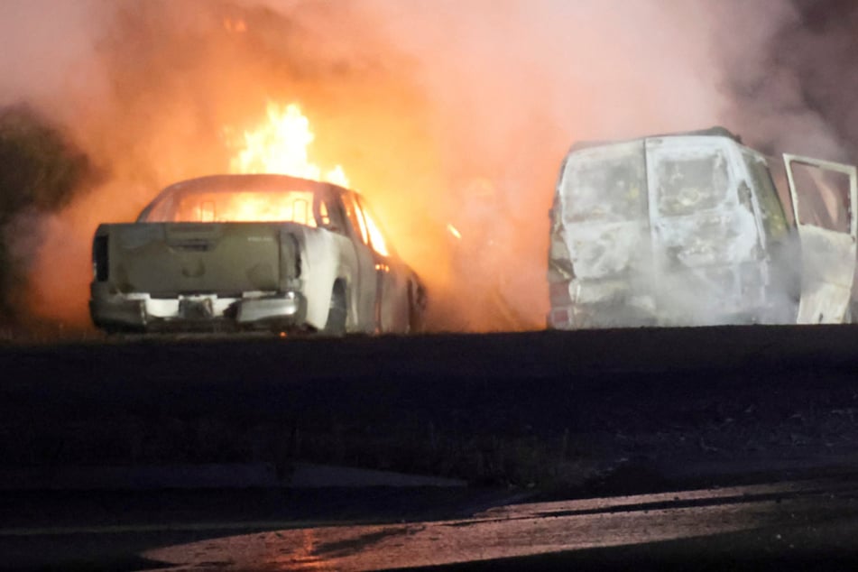 In der Zschopauer Straße standen Autos in einem Hinterhof in Flammen.