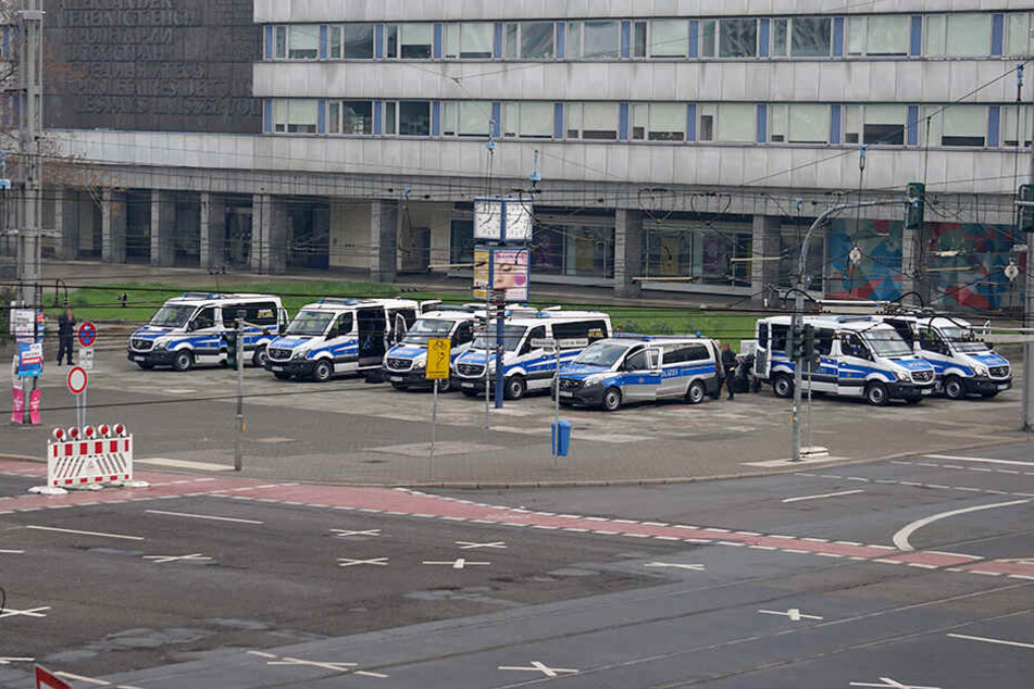 In Chemnitz sind die ersten Polizeiautos am Marx-Monument vorgefahren.