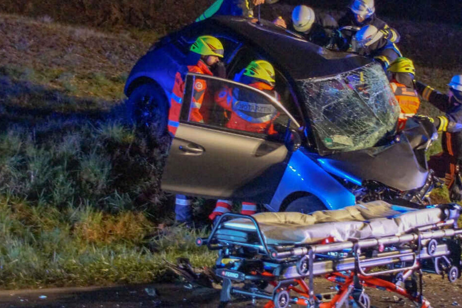 Die Opel-Fahrerin musste von der Feuerwehr schwer verletzt aus dem Auto geborgen werden.