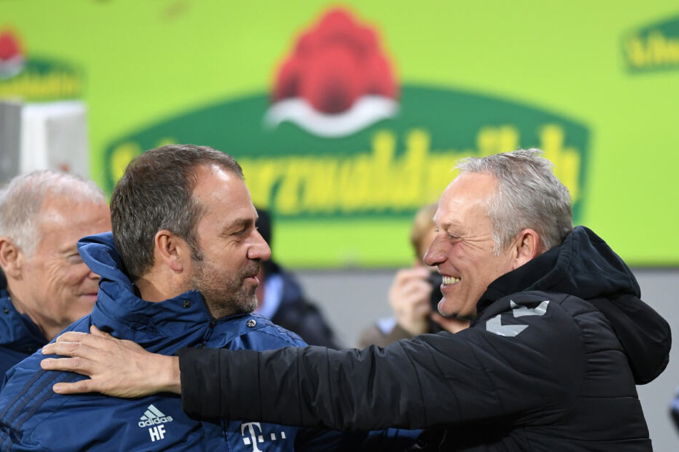 Hansi Flick (l) und Christian Streich begrüßten einander vor dem Anpfiff herzlich.