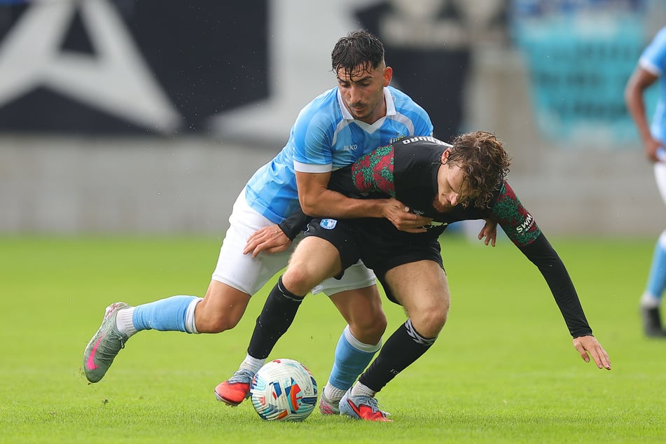 CFC-Spieler Domenico Alberico (26, l., hier gegen Nick Elias Meier, 19) verletzte sich am linken Sprunggelenk.