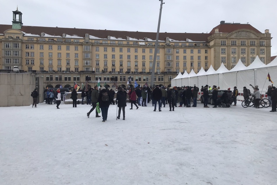 Rund 100 Leute fanden sich um 11 Uhr zur Demo der Freien Sachsen auf dem Altmarkt ein.