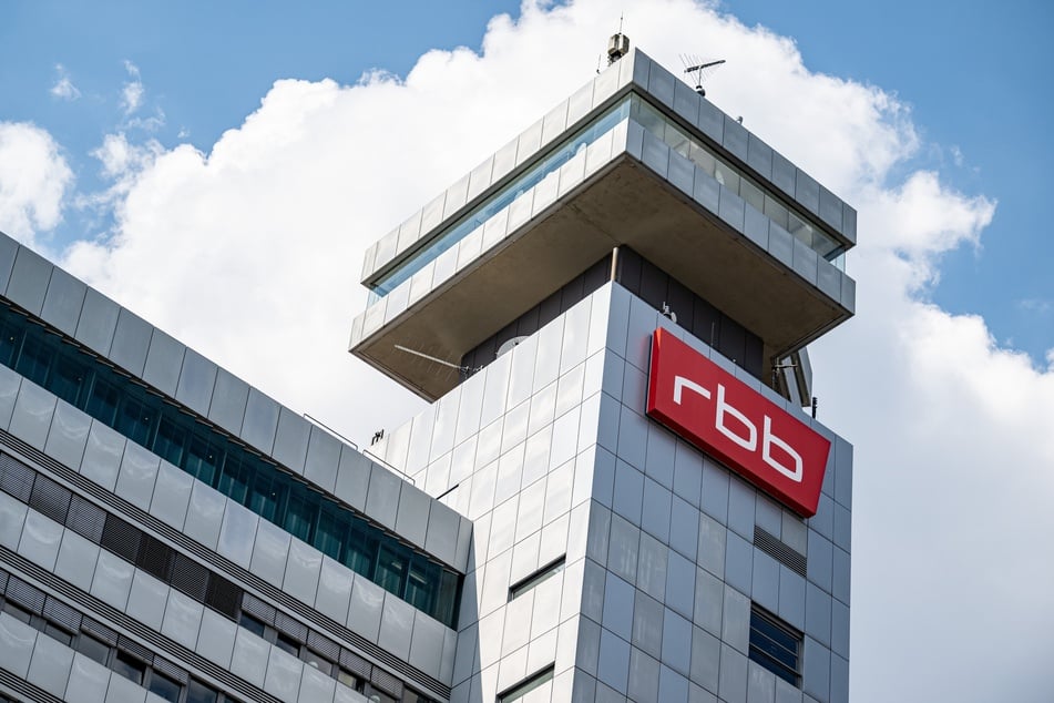 Der RBB wirft seiner Ex-Intendantin Pflichtverletzungen vor. (Archivbild)