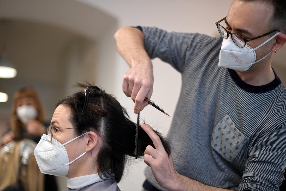Salon: Wenn der Friseur beim Selbsttest dabei ist, darf die Kundin "unter die Haube".