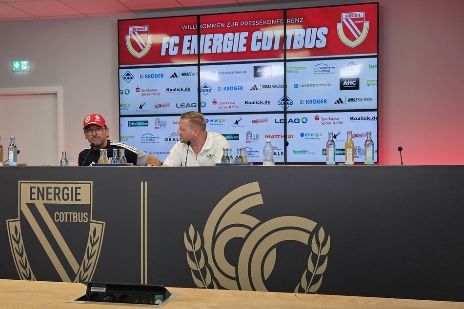 Auf der Pressekonferenz zeigt sich Wollitz gut gelaunt und wie gewohnt redselig.