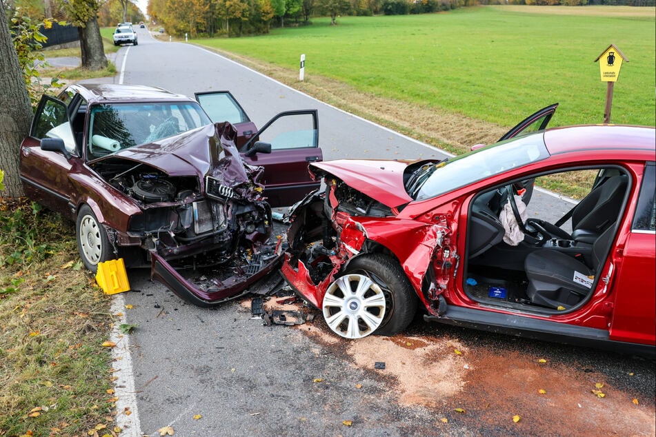 Ein Ford und ein Audi krachten bei Zschorlau frontal zusammen.