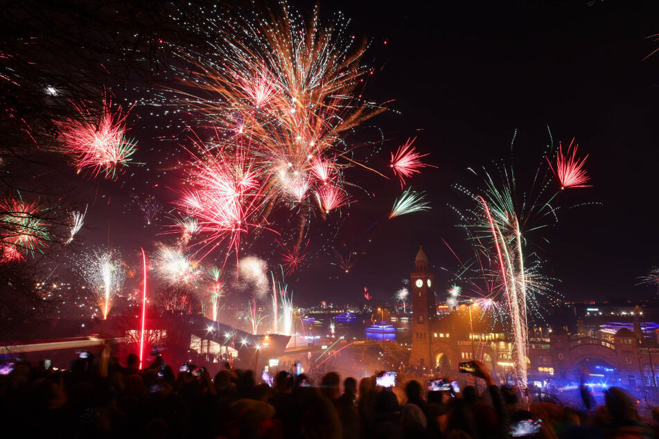 Wird das Feuerwerk in Hamburg so schön aussehen wie im Vorjahr? (Archivbild)