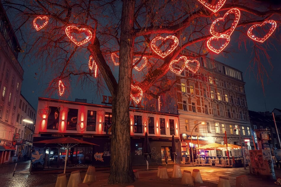 Als Sinnbild für die Liebe sollen die Herzen auch ein Blickfang für Touristen sein und diese "herzlich" willkommen heißen.