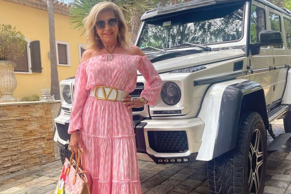 Carmen Geiss (58) strahlte bei Instagram in ihrem pinken Kleid.