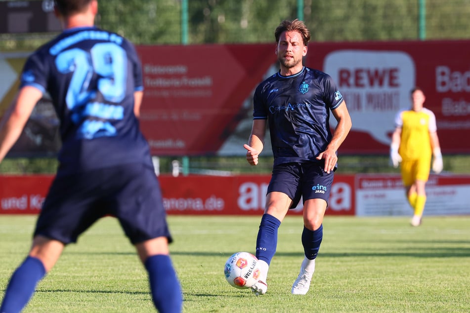 CFC-Neuzugang Dennis Slamar (31, am Ball) soll der neue Abwehrchef werden. Beim Testspiel gegen den HFC Colditz zeigte er bereits starke Leistungen.