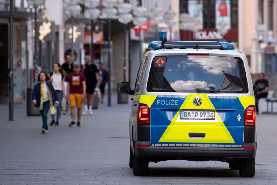 Ein Polizeiauto fährt in der Münchner Innenstadt durch die Fußgängerzone.