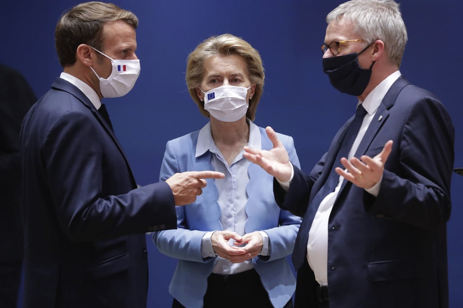 Frankreichs Präsident Emmanuel Macron (v.l.n.r), diskutiert mit EU-Kommissions-Präsidentin Ursula von der Leyen und Jeppe Tranholm Mikkelsen, dem Generalsekretär des Rates der Europäischen Union.