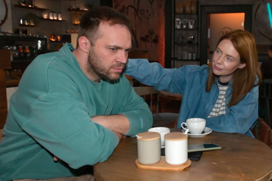 Erik wird mehr und mehr von seinem schlechten Gewissen Toni gegenüber geplagt.