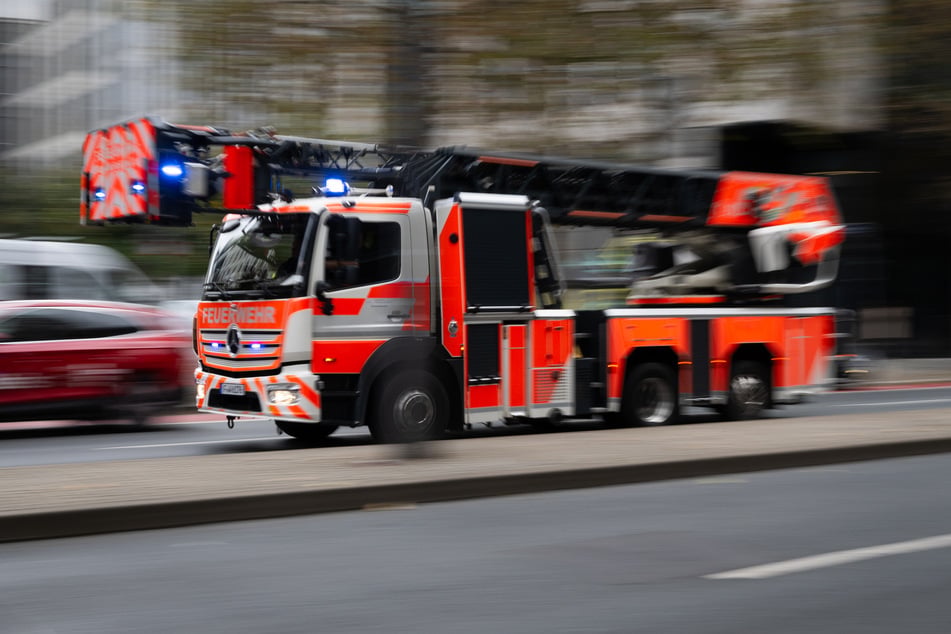 München: Bauarbeiter stürzt mehrere Meter in die Tiefe: Feuerwehr rettet Verletzten mit Drehleiter