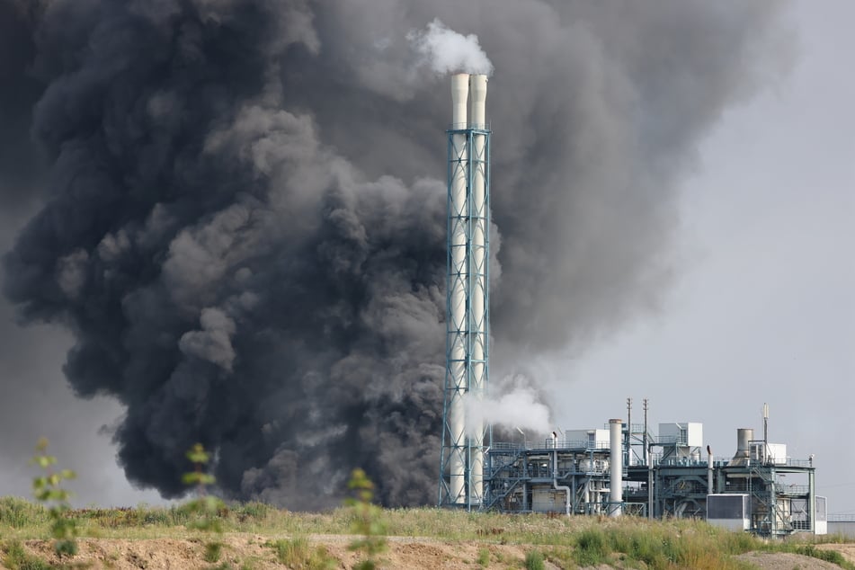 Die Stadt Leverkusen hat ihre Bürger auch einen Tag nach der Explosion im Chempark wegen niedergegangenen Rußpartikel dazu angehalten, vorsichtig zu sein.