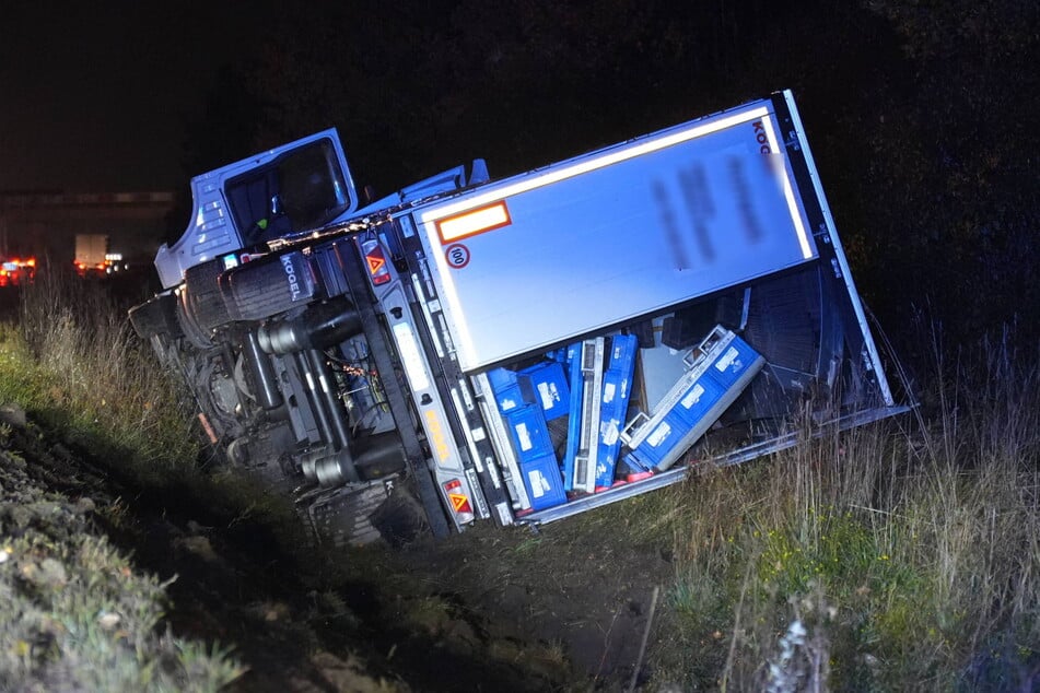 Unfall A9: Sperrung auf A9 bis Mittag: Aufwendige Bergungsarbeiten nach Lkw-Unfall