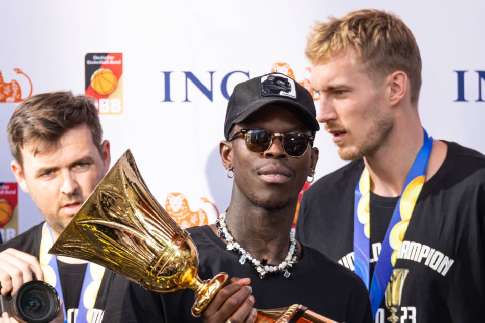 Dennis Schröder (30, M.) und Co. wurden im September Basketball-Weltmeister - und nun Mannschaft des Jahres.