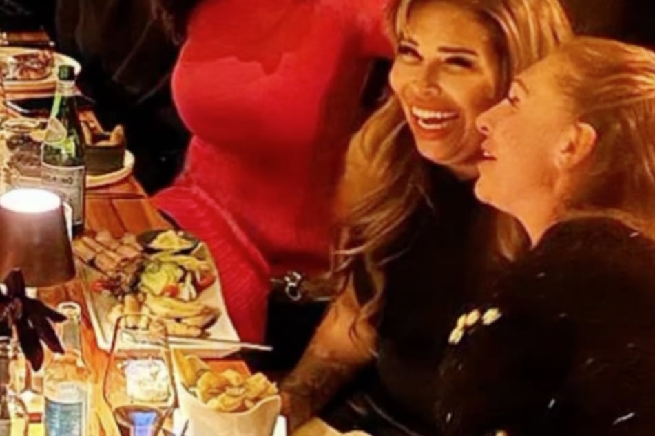 Gerne trifft sich Patricia Blanco (54, M.) mit Freunden zum Schlemmen. Hier mit Georgina Fleur (35).