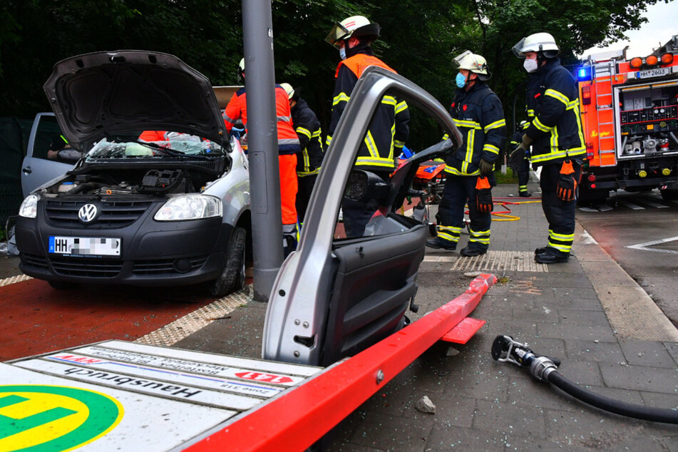 Einsatzkräfte stehen an der Unfallstelle in Hamburg-Hausbruch.