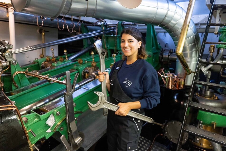 Nawras (24) an ihrem neuen Arbeitsplatz im Maschinenraum.