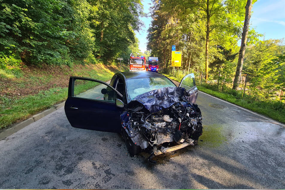 Die Opel-Fahrerin war nach dem Zusammenknall in ihrem Auto eingeklemmt.