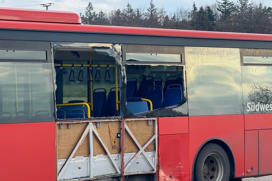 Nach dem Unfall am Mittwochmorgen klaffte im Linienbus ein Loch.