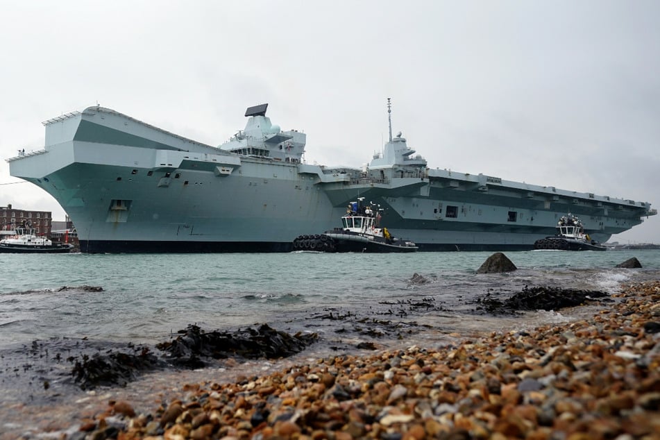 Ähnlich wie im englischen Portsmouth wird es aussehen, wenn die HMS "Queen Elizabeth" die Elbe hochfährt. (Archivbild)