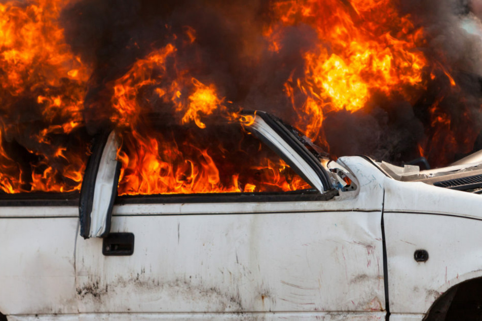 In einer Tiefgarage in Berlin-Schöneberg sind am Freitagabend zwei Autos in Flammen aufgegangen. (Symbolfoto)