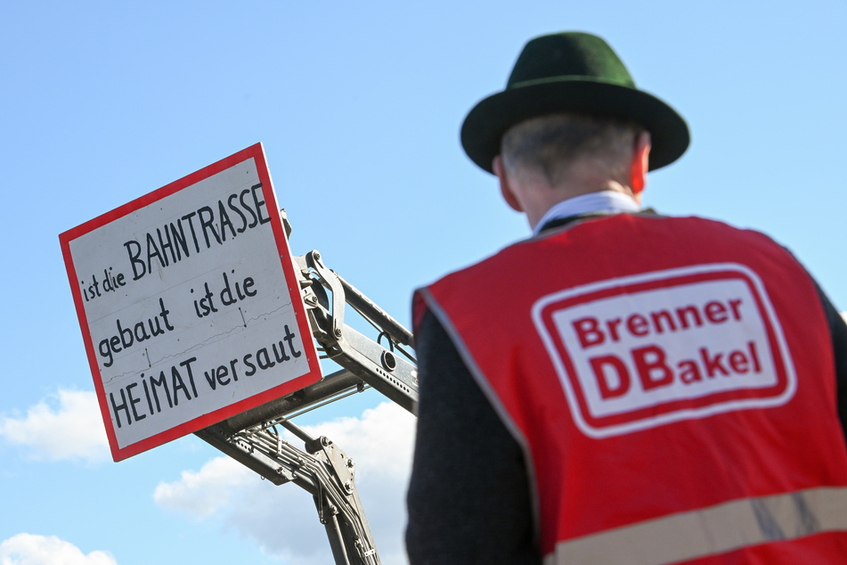 Demonstration gegen den geplanten Bau einer neuen Bahntrasse südlich Richtung Brenner Basistunnel: Der Protest verstummt nicht!