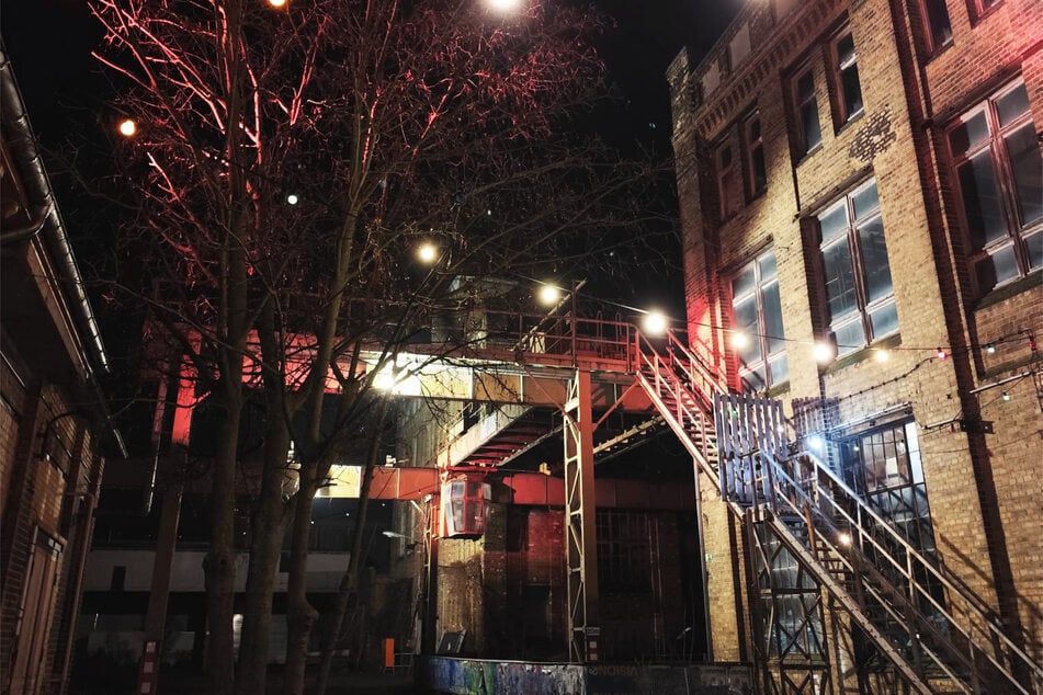 Das Gelände der Pittlerwerke wird für den Flohmarkt atmosphärisch angeleuchtet. (Archivbild)